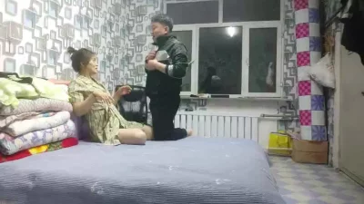 偷偷亲嘴